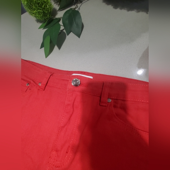 NWOT SAN FRANCISCO Superbe jupe neuve en jeans rouge extensible - Picture 3 of 8